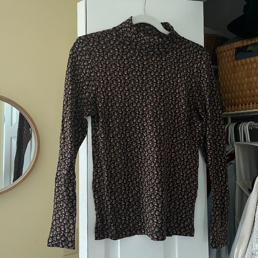 doen mock neck tee in secret night garden